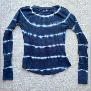 Long-sleeved blue tie-dye tee